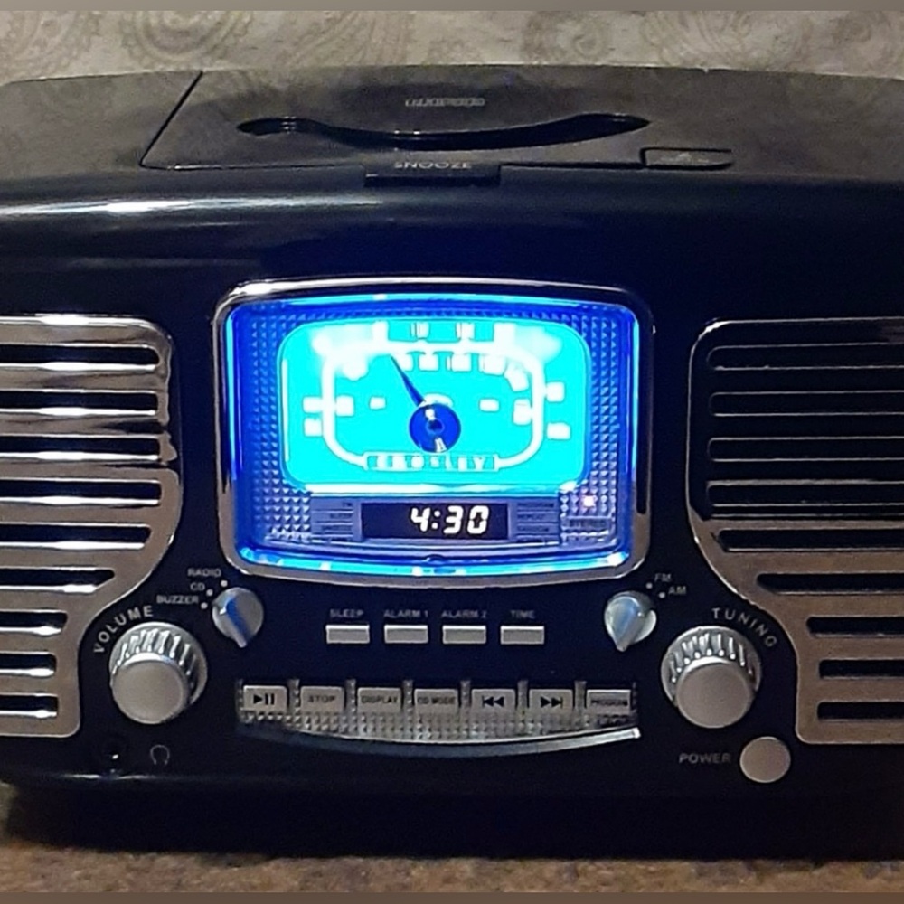 Crosley Compact Disc CD Player AM FM Stereo Digital Clock Radio.